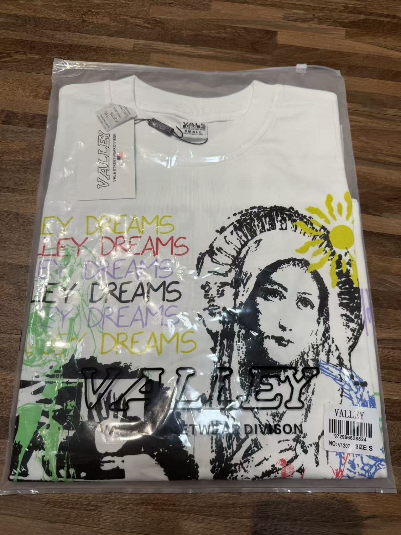 VALLEY Dreams Graphic Short-Sleeve T-Shirt — context