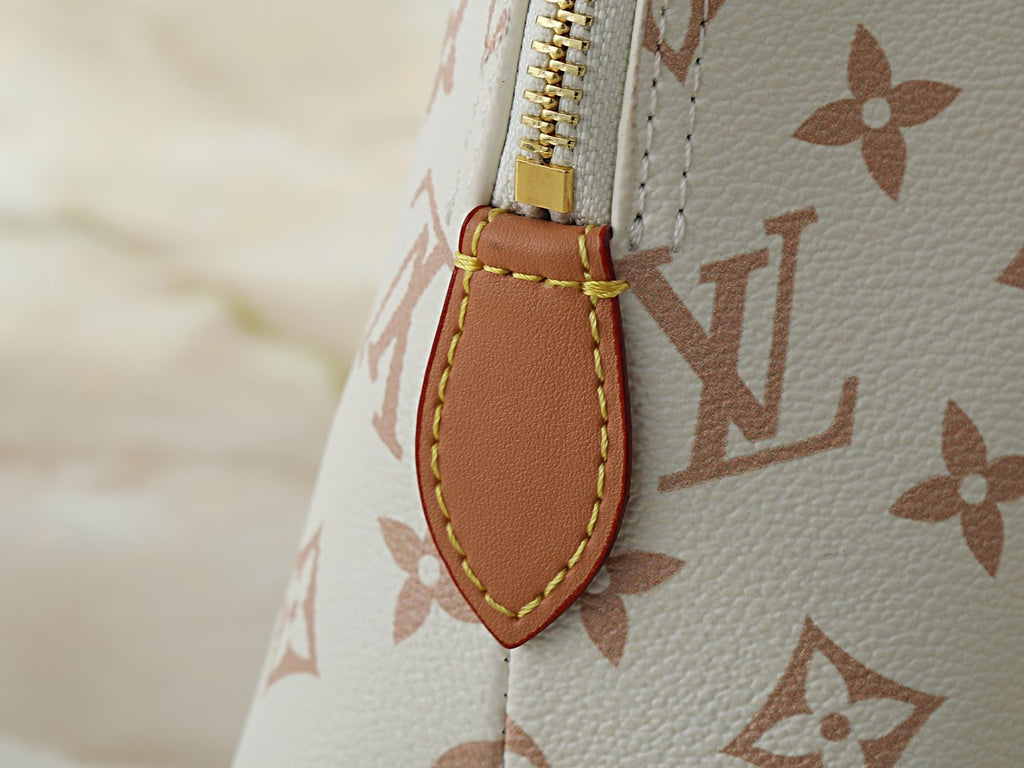 Louis Vuitton Squire Cream Monogram Handbag — detail