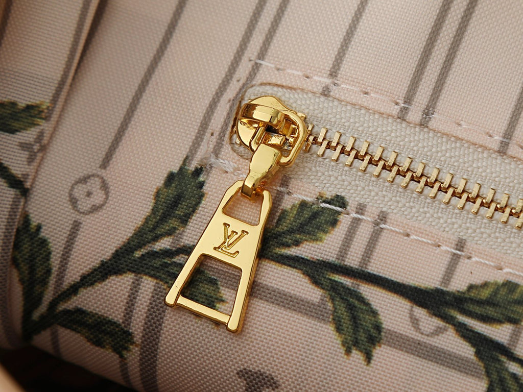 Louis Vuitton Stamp OnTheGo Monogram Tote — detail