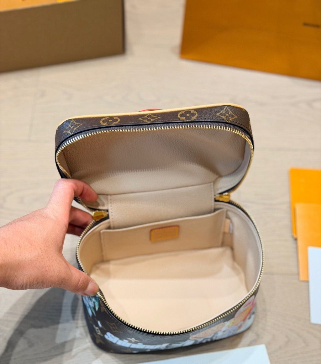 Louis Vuitton Vivienne Monogram Vanity Case — detail