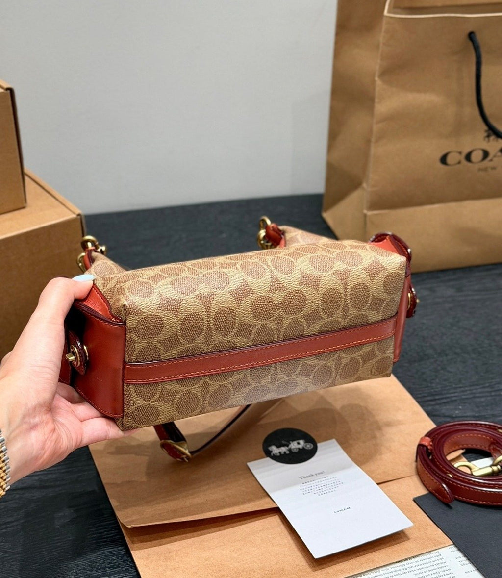Coach Pocket Juliet Chain-Detail Shoulder Bag — detail