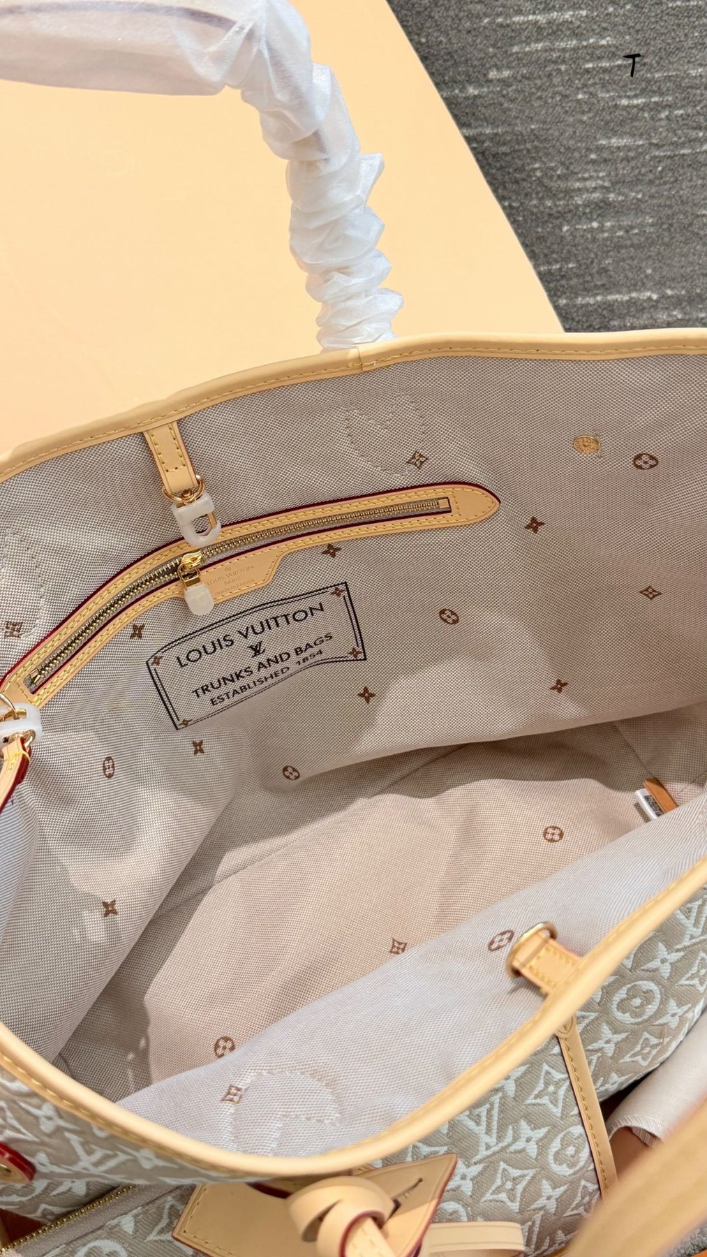 Louis Vuitton Neverfull Monogram Tote — detail
