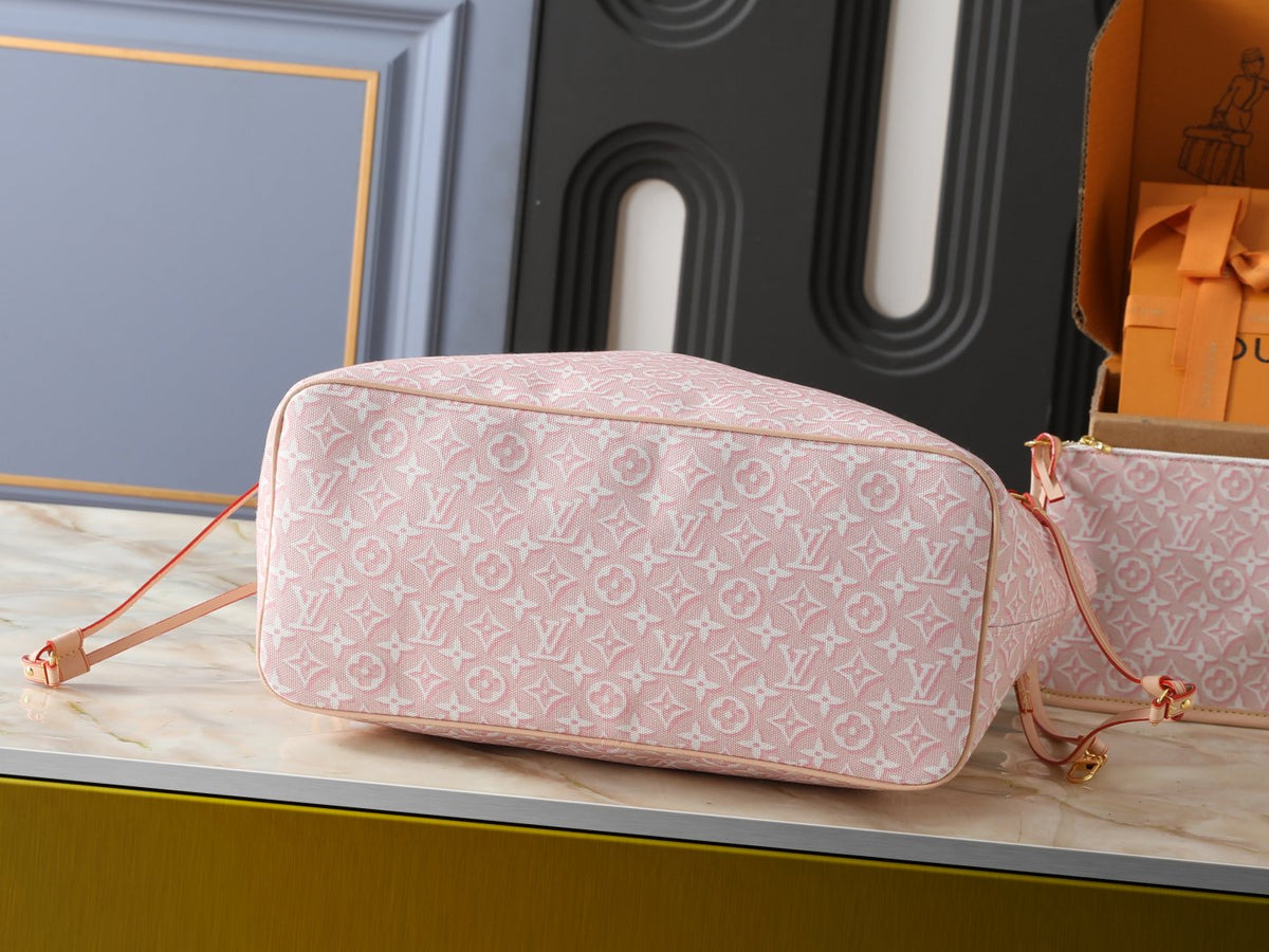 Louis Vuitton Neverfull Monogram Tote with Matching Pouch — detail