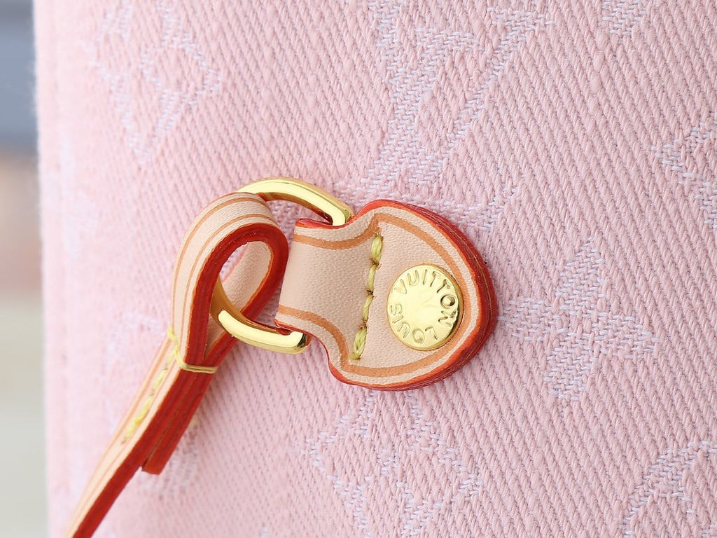 Louis Vuitton Neverfull Monogram Tote — detail