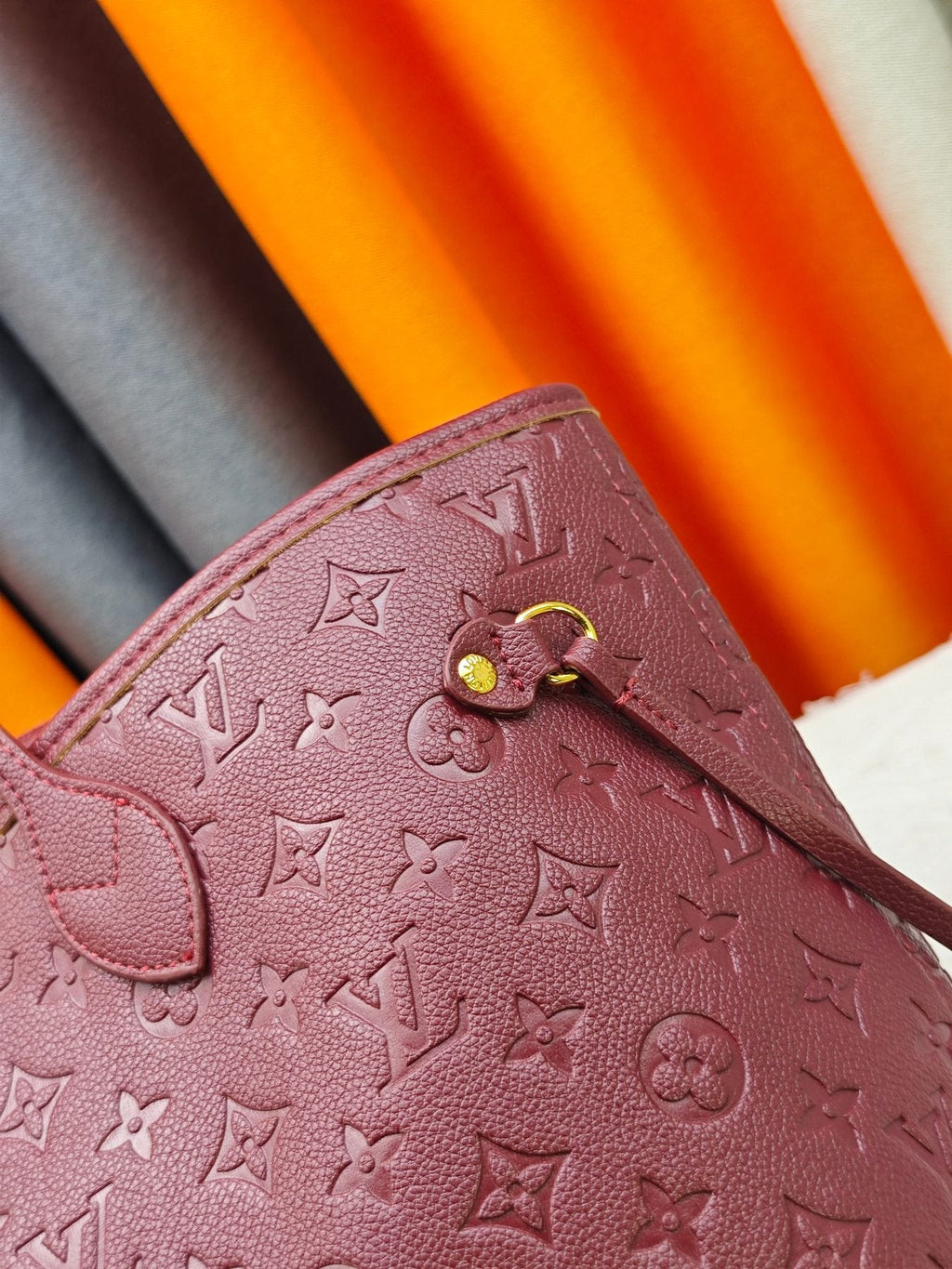 Louis Vuitton Neverfull Monogram Tote Bag — detail