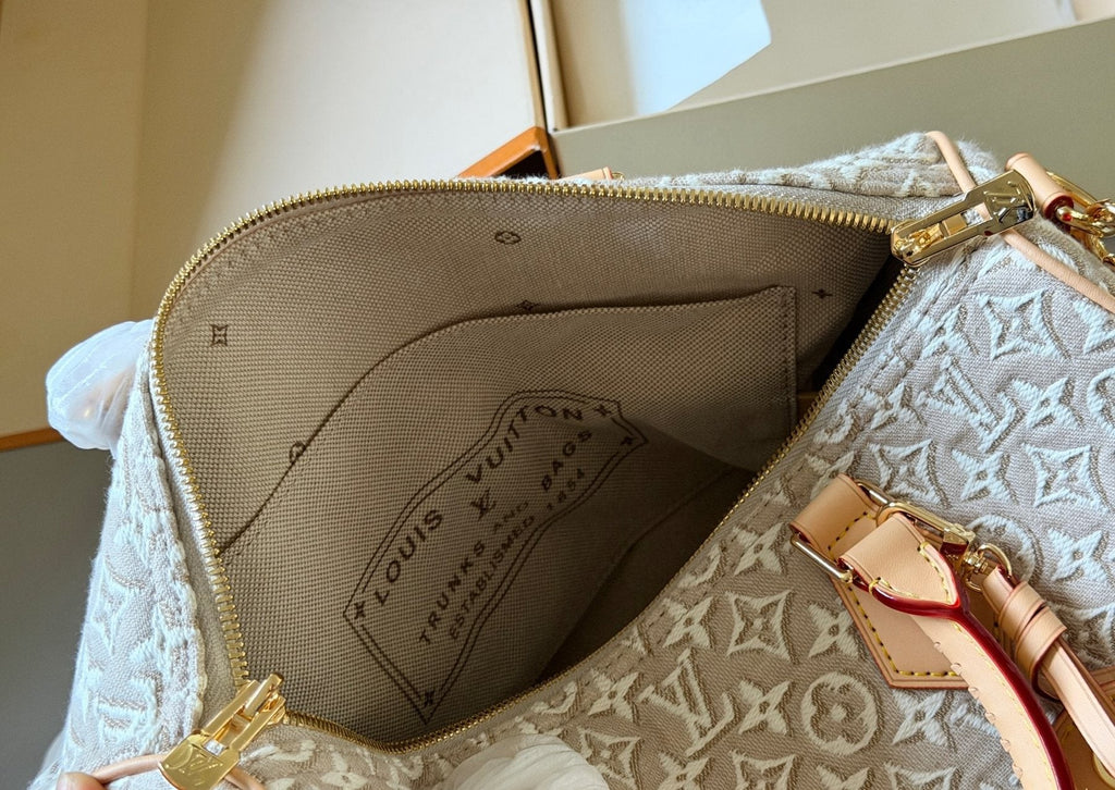Louis Vuitton Speedy Beige Monogram Satchel — detail