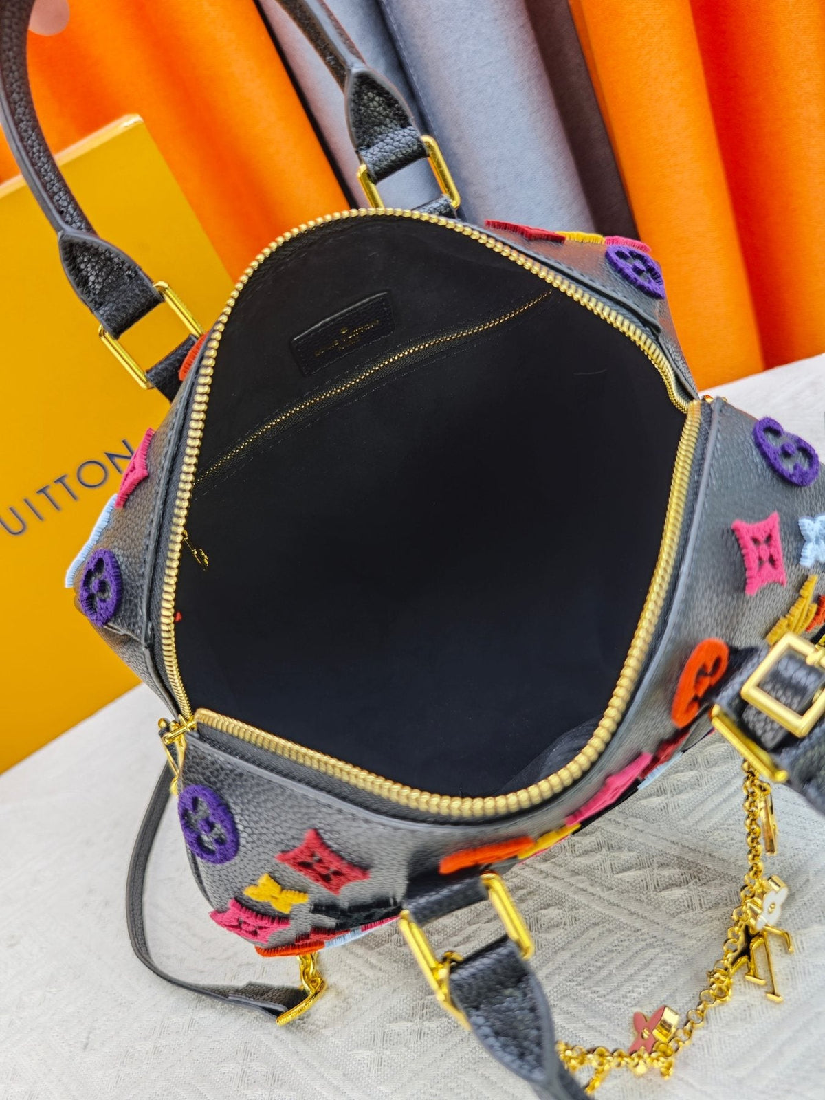 Louis Vuitton Speedy Bandoulière Printed Leather Bag — detail