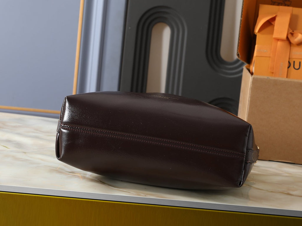 Louis Vuitton Multipass Chain Shoulder Bag — detail