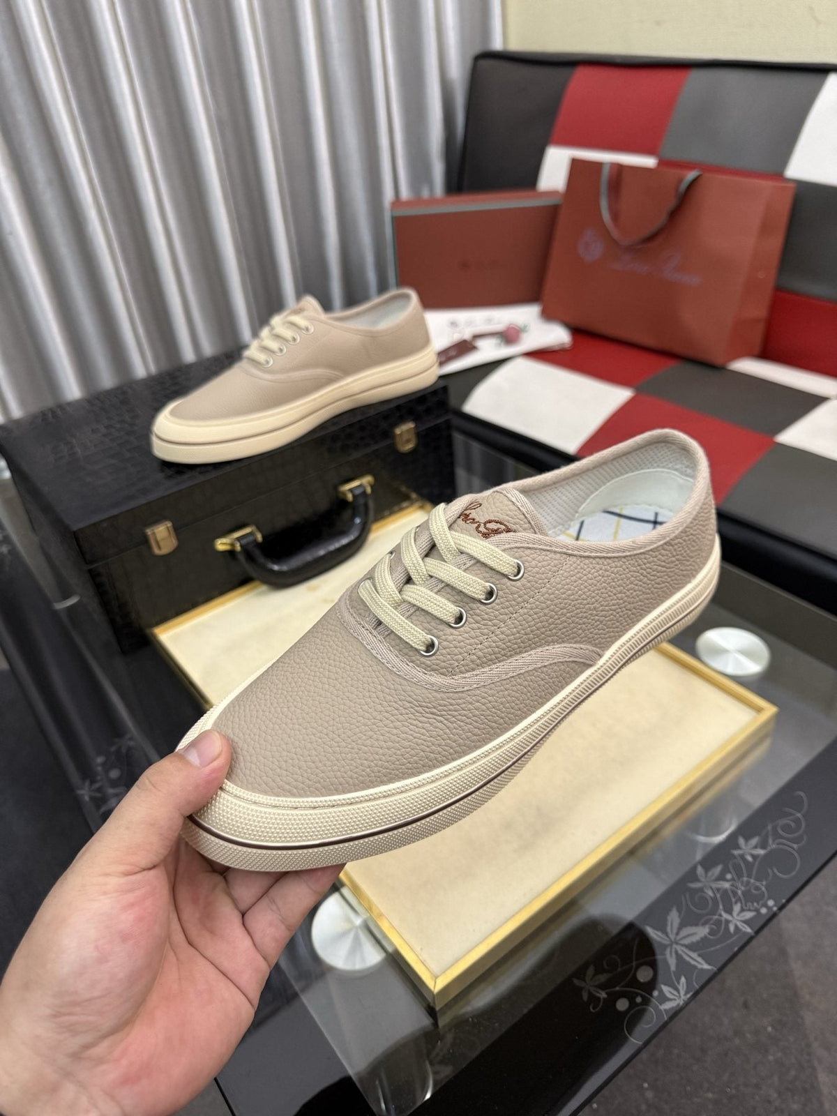 Men's Low-Top Lace-Up Casual Shoes — model