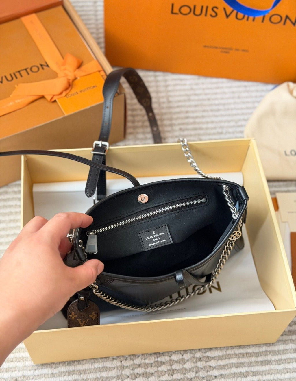 Louis Vuitton Carryall Vibe BB Black Shoulder Bag — detail