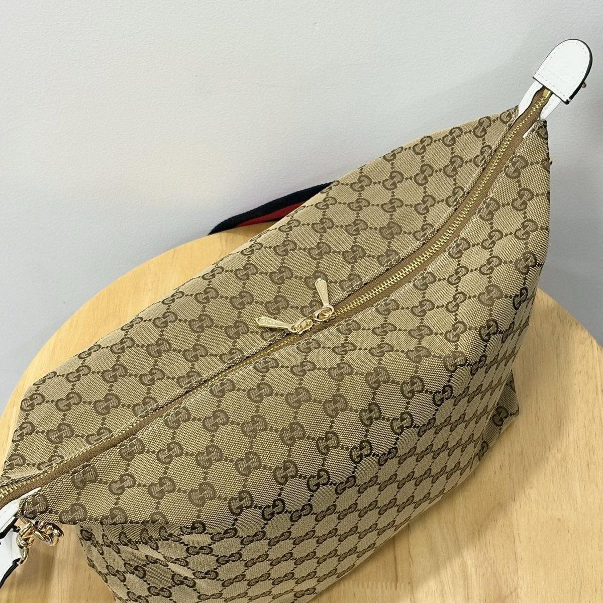 Gucci Curved-Pocket Linked-Handle Shoulder Bag — detail