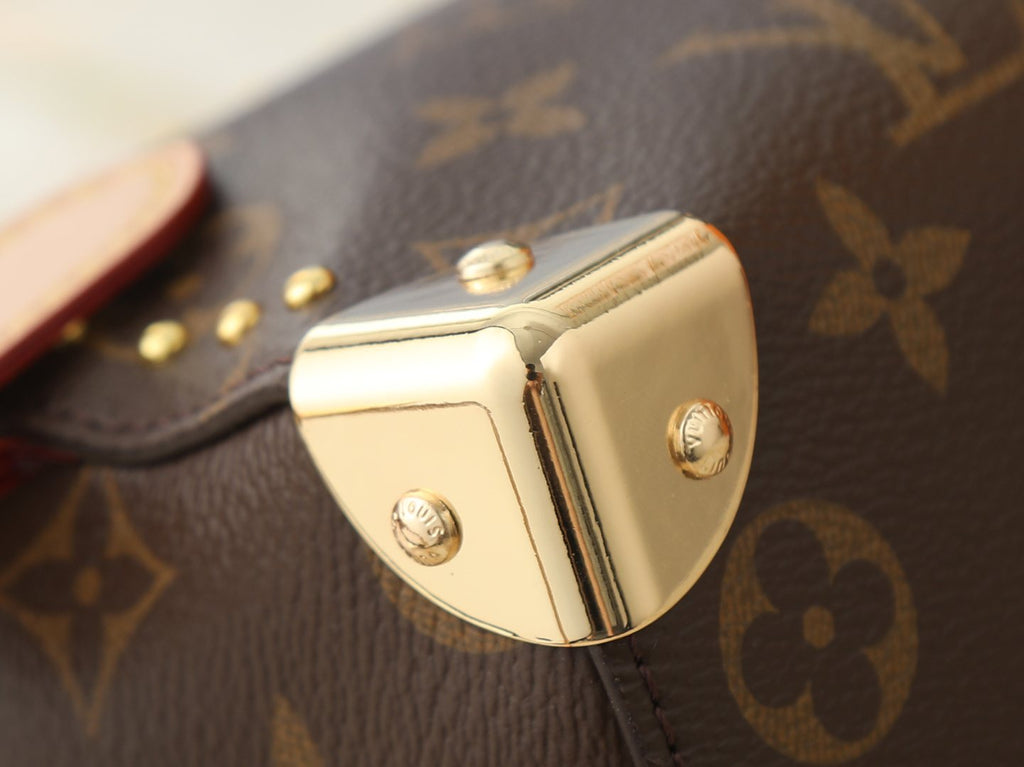 Louis Vuitton Locker Dopp Kit Brown Monogram Toiletry Bag — detail