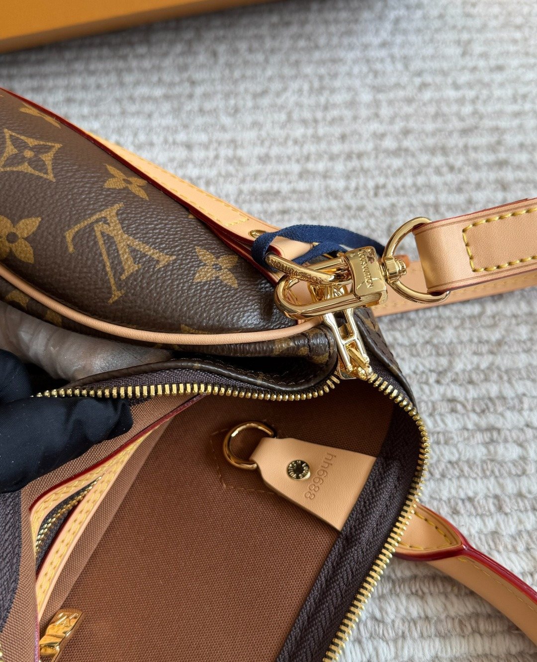 Louis Vuitton Speedy Monogram Satchel — detail